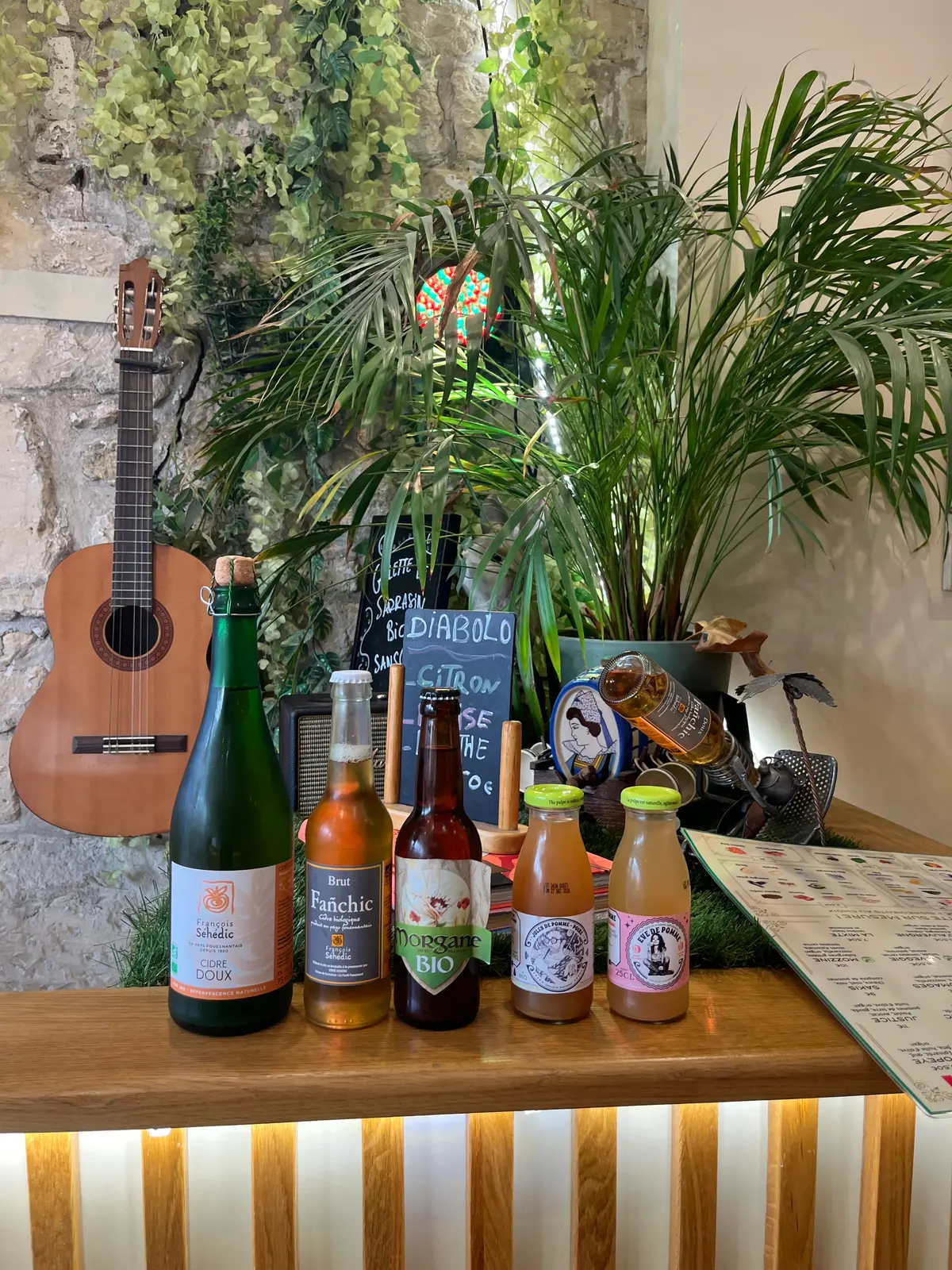 Cidres artisanaux et jus de pomme bio, guitare et verdure