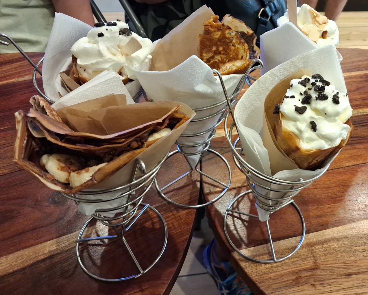 Crêpes sucrées gourmandes servies en cornet avec chantilly