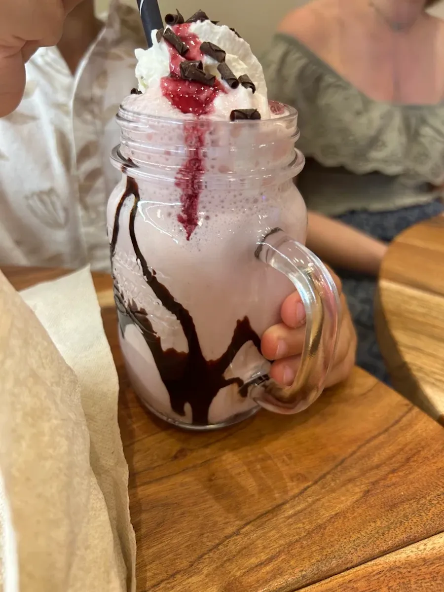 Milkshake maison surmonté de chantilly et de copeaux de chocolat