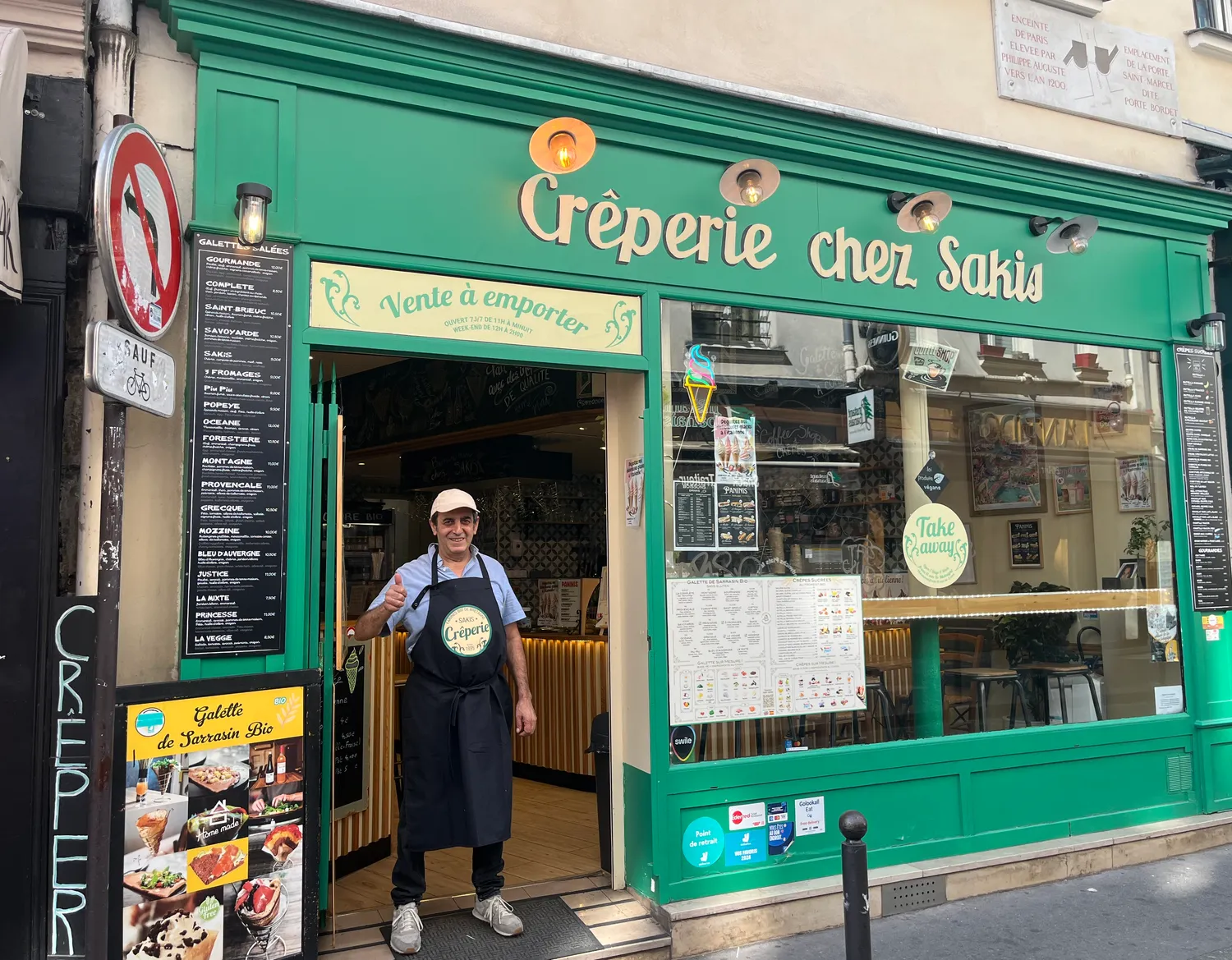 Galette de sarrasin garnie de salade, féta et légumes, servie dans un cornet chez Crêperie Sakis